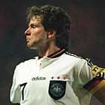 Bei der Europameisterschaft 1996 stehen sich Gastgeber England und Deutschland erneut gegenüber. Dieses Mal im Halbfinale. Die DFB-Elf untermauert ihren Ruf und setzt sich einmal mehr im Elfmeterschießen durch. Das entscheidende 7:6 vom Punkt erzielt der damalige Dortmunder Andreas Möller.