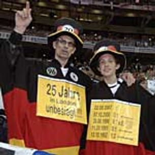 Vor einem Freundschaftsspiel 2007 legen die deutschen Fans den Finger tief in die englische Wunde. Lang, lang ist's her, dass die DFB-Elf im Heiligtum des englischen Fußballs verloren hat...