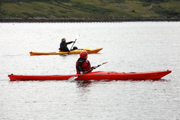Kajakfahrer auf dem Killary Fjord.