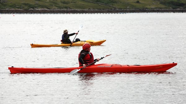 Kajakfahrer auf dem Killary Fjord.