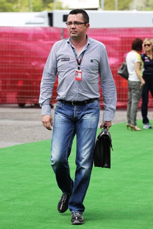 Das ist Eric Boullier. Der Franzose ist Teamchef beim Lotus F1 Team.