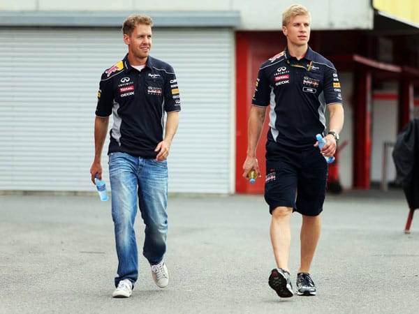 Sebastian Vettel (li.) läuft mit seinem Personal Trainer Heikki Huovinen durch das Fahrerlager in Barcelona.