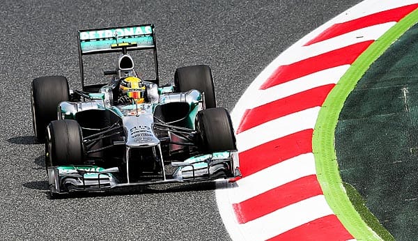 Lewis Hamilton manövriert seinen Boliden um die Kurve.