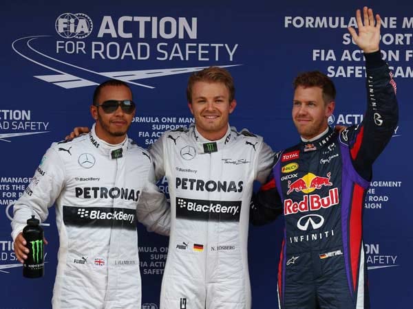 Das sind die glücklichen drei nach dem Qualifying. Vettel sieht aus, als wüsste er, dass Platz drei das Maximum ist. Rosberg ist glücklich, aber Hamilton sieht nicht sehr zufrieden aus. Vielleicht ärgert er sich, erneut vom Teamkollegen geschlagen worden zu sein.