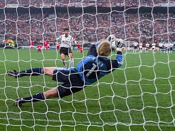 Nur zwei Jahre später machen die Münchner ihren Seelenfrieden im Finale gegen den FC Valencia. Im San Siro von Mailand behält der FC Bayern die Oberhand, weil Oliver Kahn zum Helden des Elfmeterschießens wird.