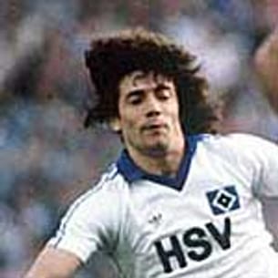 Auch der Hamburger SV schafft es 1980 nicht, die Vorherrschaft englischer Klubs in Europa zu brechen. Obwohl der HSV "Mighty Mouse" Kevin Keegan (li.) in seinen Reihen hat, müssen sich die Hanseaten im Estadio Santiago Bernabeu in Madrid knapp mit 0:1 Nottingham Forest geschlagen geben.