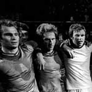 Und zum Dritten: In der Liga können sich die Münchner nicht mehr motivieren, sie legen alles auf den Europapokal. Mit Erfolg: Gegen AS Saint Etienne feiern die Münchner einen knappen 1:0-Sieg. Torschütze Franz "Bulle" Roth.