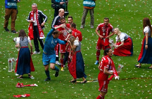 Der Bayern ist endlich offiziell Deutscher Meister. Nach der Übergabe der Schale brechen alle Dämme.