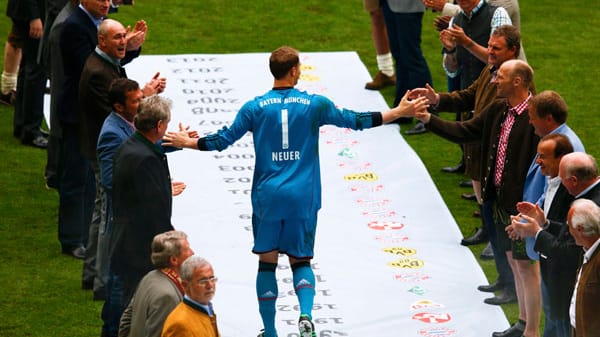 Manuel Neuer empfängt auf dem Weg zur Siegerehrung die Glückwünsche der versammelten Legenden des FC Bayern.