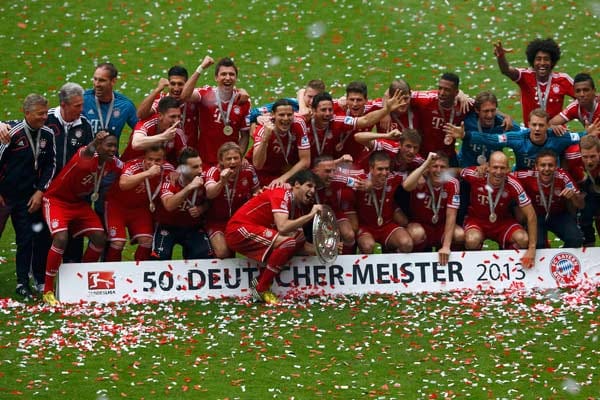 Zum offiziellen Bild haben sich dann aber wieder alle ordentlich versammelt. Der 50. Deutsche Meister heißt Bayern München.