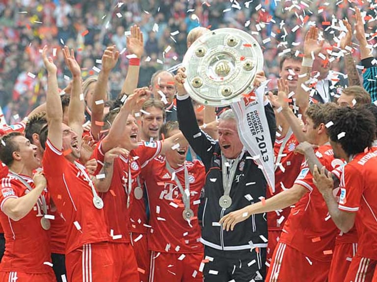 Am 33. Spieltag kehrt dann auch die Schale heim zum FC Bayern. Trainer Jupp Heynckes und seine Mannschaft können auf eine herausragende Bundesliga-Saison zurückblicken.