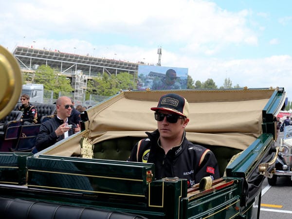 Kimi Räikkönen bei der Fahrerparade vor dem Rennen in Barcelona - typisch Iceman.