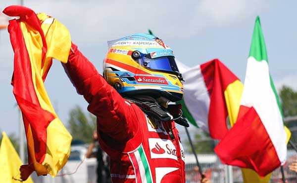Als Fernando Alonso aus seinem Ferrari aussteigt, lässt er sich feiern.