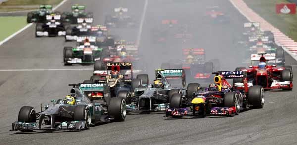Am Start greifen Vettel, Räikkönen und Alonso die Silberpfeile direkt an.