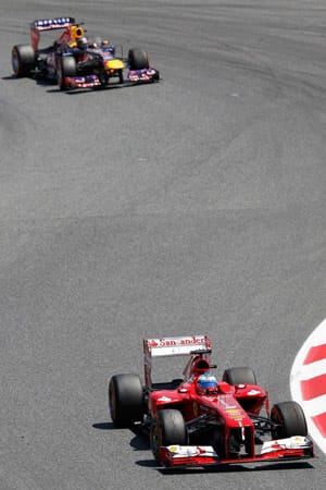 Der Spanier setzt sich direkt ab. Vettel (hinten) ist zunächst noch Jäger Nummer eins.