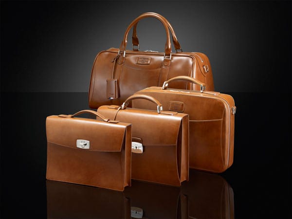 Mit den eleganten Klassikern von S.T. Dupont geht man seit über 140 Jahren stilvoll auf Reisen. Wie alle Artikel wird auch die exklusive Linie D mit den Elyséé Taschen in der Traditionsmanufaktur von echten Profis gefertigt.