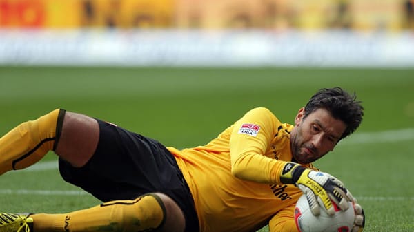 Mit 38 Jahren der aktuelle Methusalem der Liga: Oka Nikolov (geb.: 25.05.1974). Mit 19 Profijahren bei Eintracht Frankfurt hat "der ewige Oka" in dieser Statistik die Vereinslegende Karl-Heinz Körbel eingeholt. Aber noch muss ja nicht Schluss sein. "Ich will noch ein Jahr spielen", sagte Fanliebling Nikolov gegenüber "Sport BILD".