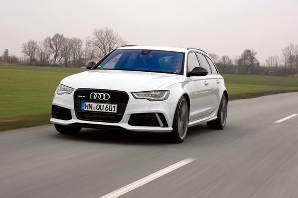 Der Audi verfügt über Kraft im Überfluss, die auf öffentlichen Straßen kaum oder nur selten abgerufen werden kann.