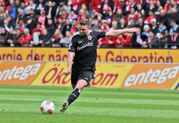 Er ist das Nesthäkchen der Saison: Marc Stendera (geb.: 10.12.1995) von Eintracht Frankfurt. Seit seinem Debüt gegen den FC Bayern München kam der 17-Jährige vier weitere Spiele zum Einsatz. Nicht schlecht als Jüngster. Er ist das Nesthäkchen der Saison: Marc Stendera (geb.: 10.12.1995) von Eintracht Frankfurt. Seit seinem Debüt gegen den FC Bayern München kam der 17-Jährige vier weitere Spiele zum Einsatz. Nicht schlecht als Jüngster.