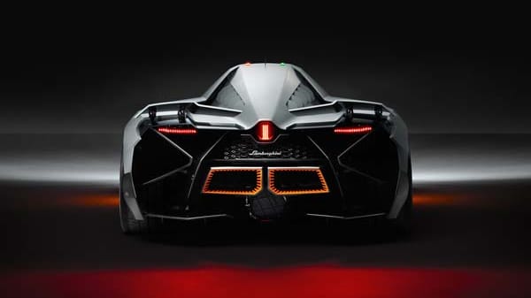 Das Heck des Lamborghini Egoista ist sehr offen gestaltet. Zum Einen kann so die Kühlluft besser zirkulieren und zum Anderen können Betrachter so einen Blick auf die aufwendige Mechanik werfen.