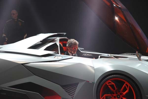 Bei den Feierlichkeiten zum 50-jährigen Firmenjubiläum durfte Lamborghini-Präsident Stephan Winkelmann den, von Walter De Silva gezeichneten, Egoista auf die Bühne fahren.