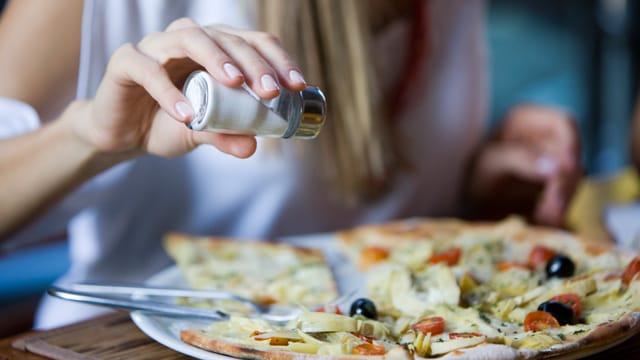 Sie sollten höchstens sechs Gramm Salz pro Tag essen, so die WHO.