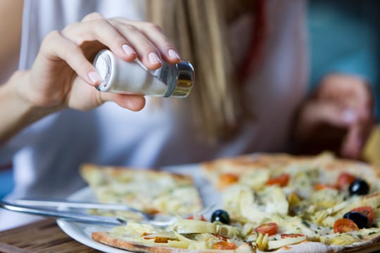 Sie sollten höchstens sechs Gramm Salz pro Tag essen, so die WHO.