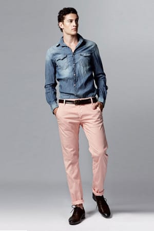 Nicht nur Blau ist bei Männer-Jeans (von GAS für rund 120 Euro) angesagt. Vor allem frische Farben in pastelligen Tönen dominieren in diesem Sommer.