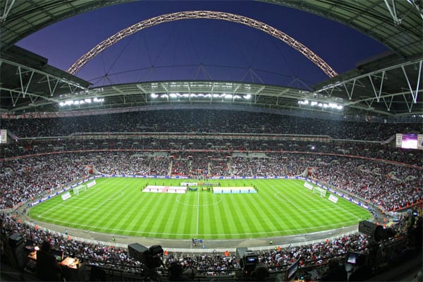 All die Musikgrößen müssen jedoch ins zweite Glied weichen, wenn in Wembley die Fußballgötter um die Weltherrschaft kämpfen. Wer den besonderen Flair dieses Stadions atmen möchte, braucht nicht unbedingt eine der superbegehrten, superteuren Eintrittskarten. Die 90-minütige Stadiontour ist unbedingt empfehlenswert und kostet circa 17 Euro. All die Musikgrößen müssen jedoch ins zweite Glied weichen, wenn in Wembley die Fußballgötter um die Weltherrschaft kämpfen. Wer den besonderen Flair dieses Stadions atmen möchte, braucht nicht unbedingt eine der superbegehrten, superteuren Eintrittskarten. Die 90-minütige Stadiontour ist unbedingt empfehlenswert und kostet circa 17 Euro.