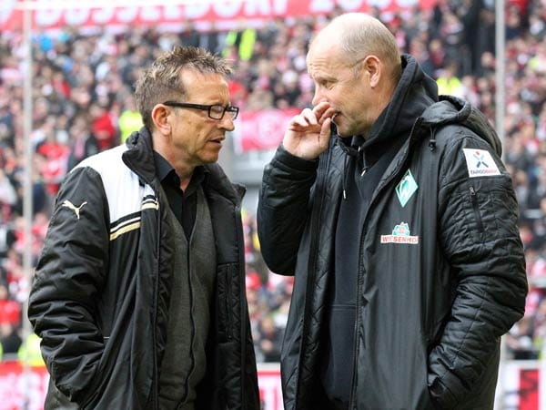 Ein logischer Nachfolger: Norbert Meier, hier im Gespräch mit Thomas Schaaf, ist nach dessen Aus in Bremen dienstältester Trainer der Bundesliga und führte Düsseldorf in die Bundesliga. Meier spielte zudem für Werder, kennt die Bremer Verhältnisse also.