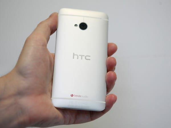 Das Gehäuse des HTC One besteht aus Aluminium. Da Metall aber die Strahlung behindert, sind Unterbrecher eingelassen, die den Empfang verbessern sollen. Der Test zeigt, dass diese Maßnahme erfolgreich ist. Die Empfangsqualität ist besser als bei so manchem Plastik-Handy.