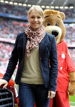 Die ehemalige Biathletin Magdalena Neuner wird als Fan vom FC Bayern den Roten die Daumen drücken.