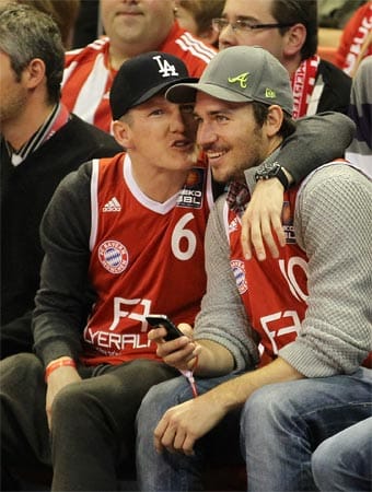 Als Wintersportler ist man eben näher dran an den Bayern. Felix Neureuther mit Kumpel Bastian Schweinsteiger bei einem Basketballspiel von Bayern München.