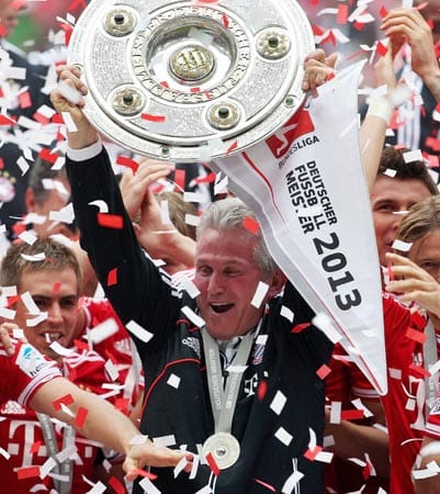 Ein Jahr später darf Jupp Heynckes doch noch einmal die Meisterschale in Händen halten. Mit über 20 Punkten Vorsprung auf Dortmund krönt er mit Bayern eine Rekordsaison. Dazu steht der Meister im Finale der Königsklasse und des DFB-Pokals.