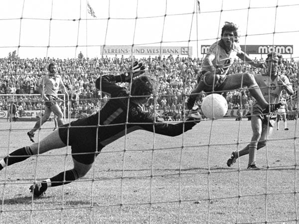 1976 wurden die Niedersachsen Fünfter und 1977 sogar Dritter - und das mit nur einem einzigen Punkt Rückstand auf Meister Borussia Mönchengladbach. Flügelstürmer Danilo Popivoda war mit 30 Toren in 126 Bundesligaspielen maßgeblich an diesem Erfolg beteiligt.