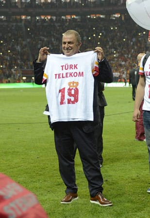 ...alleiniger Rekordmeister. Mit der 19. Meisterschaft hat Galatasaray einen Titel mehr als Rivale Fenerbahce gesammelt. Für Coach Fatih Terim war die zweite Meisterschaft in Folge der insgesamt sechste Titel in der türkischen SüperLig nach 1997, 1998, 1999 und 2000.
