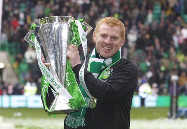 ...freut sich Celtic-Coach Neil Lennon über seinen zweiten Titel in Folge. Mit 15 Punkten Vorsprung schließt Celtic die Saison als überlegener Meister ab.
