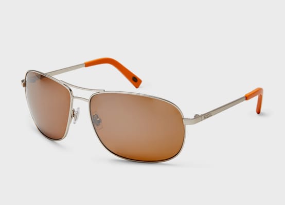 Die Pilotenbrille mal anders: In Orange getaucht sind die Bügelschoner und die Gläser des Modells von Fossil (79 Euro).