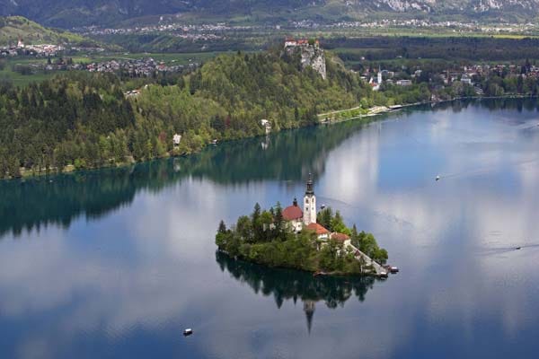 Bled: Burg, See, Insel: Dieser Dreiklang tönt alpenweit nirgendwo harmonischer als in dem romantischen Luftkurort nur ein paar Kilometer südlich des Karawanken-Tunnels.
