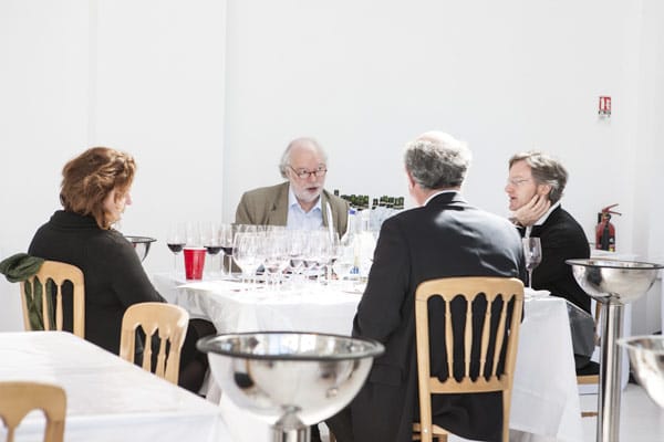 Feinschmecker bei der Arbeit: Bereits im April schlossen sich 219 Wein-Experten aus 27 Ländern in vielen stillen Kämmerlein der britischen Hauptstadt ein, darunter 75 Masters of Wine und 13 Master Sommeliers.