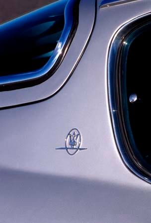 Auch an den Flanken des Maserati Mistral findet sich das Dreizack-Logo.