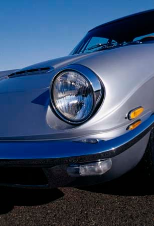 Die stehenden Scheinwerfer neben der abfallenden Fronthaube erinnern an den - allerdings heckmotorisierten - Porsche 911, der ebenfalls 1963 debütierte.