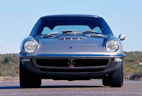 Unter der abfallenden Motorhaube des Maserati Mistral saß ein gezähmter Rennmotor mit bis zu 255 PS.