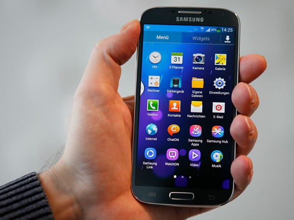 Das Menü des Samsung Galaxy S4. Das 5 Zoll große Display ist kaum einhändig bedienbar. Allerdings ist die Gehäusegröße sogar etwas geringer als beim Vorgänger Galaxy S3.