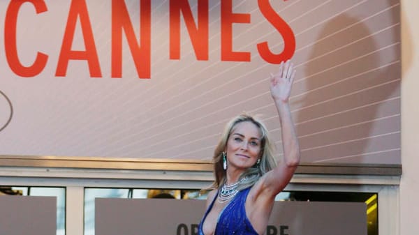 Beim Filmfestival in Cannes hat sich Sharon Stone einmal mehr gekonnt in Szene gesetzt. Ob von vorne...