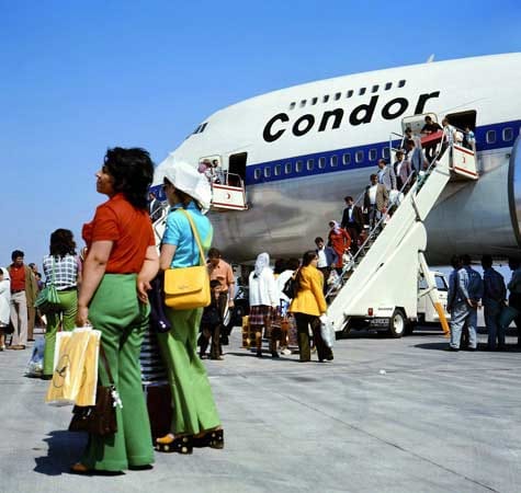 Als Condor 1971 erstmals eine Boeing 747 auf die Reise schickte, die mit 480 Plätzen rund sieben Mal so viel Kapazität bot wie die Propellerflieger, war dem Massentourismus endgültig der Weg geebnet.