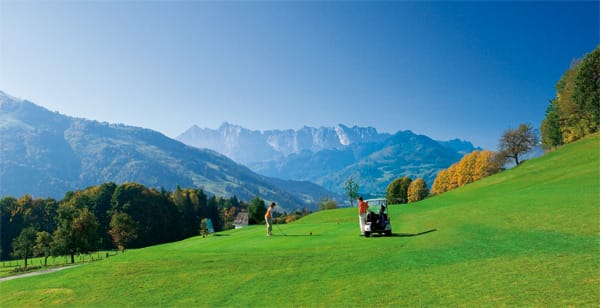 Zwei Länder, ein Golferlebnis: Die 18-Loch Golfanlage des Golfclubs Reit im Winkl-Kössen teilen sich Bayern und Tirol in bester Nachbarschaft. Der Platz liegt hoch über den beiden Grenzorten in einer traumhaften Landschaft mit herrlichem Blick auf Wilden und Zahmen Kaiser und die Chiemgauer Alpen.