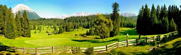 Der 18-Loch-Meisterschaftsplatz im Naturschutzgebiet Wildmoos auf fast 1300 Meter Höhe ist Mitglied von "Leading Golf Courses Austria" und zählt zu den 100 besten Golfplätzen der Welt. Jedes Loch stellt den Spieler vor eine neue Herausforderung.