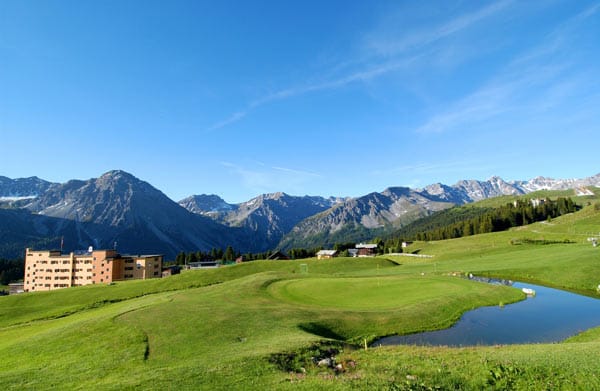 In Arosa wird Golf zum Panorama-Erlebnis. Mit einer Höhenlage von 1800 Meter ist der Golf Club Arosa der höchstgelegene Golfplatz der Alpen. Da fliegen die Bälle zwar besonders weit, aber der Almplatz hat so seine Tücken, die den Längenvorteil wieder aufheben.