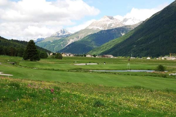 Mit 122 Jahren ist der Golfplatz Samedan der älteste Golfplatz in Europa. In 1700 Meter Höhe, ein paar Kilometer von St. Moritz entfernt gelegen, genießt man beim Spiel die umwerfende Berglandschaft des Oberengadins.